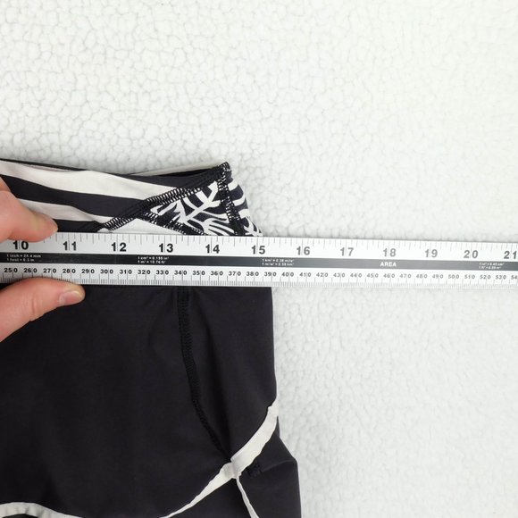 Lululemon Short Shorts Womens 4 Black White Geometric Athleisure Athletic - Picture 6 of 9